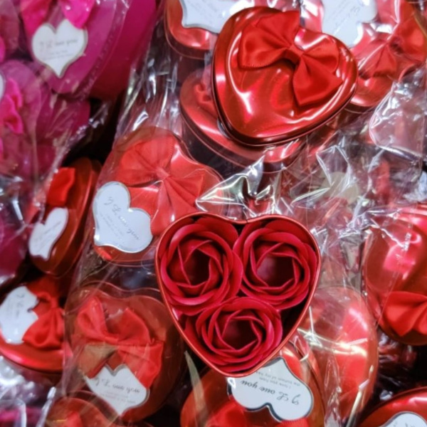 Набор подарочный: Мыльные розы в металлической коробочке сердце. Цвет MIX